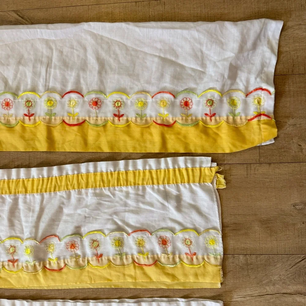 VTG set Of 4 White yellow Floral Embroidered Window 3 Valences 1 Curtain Panel